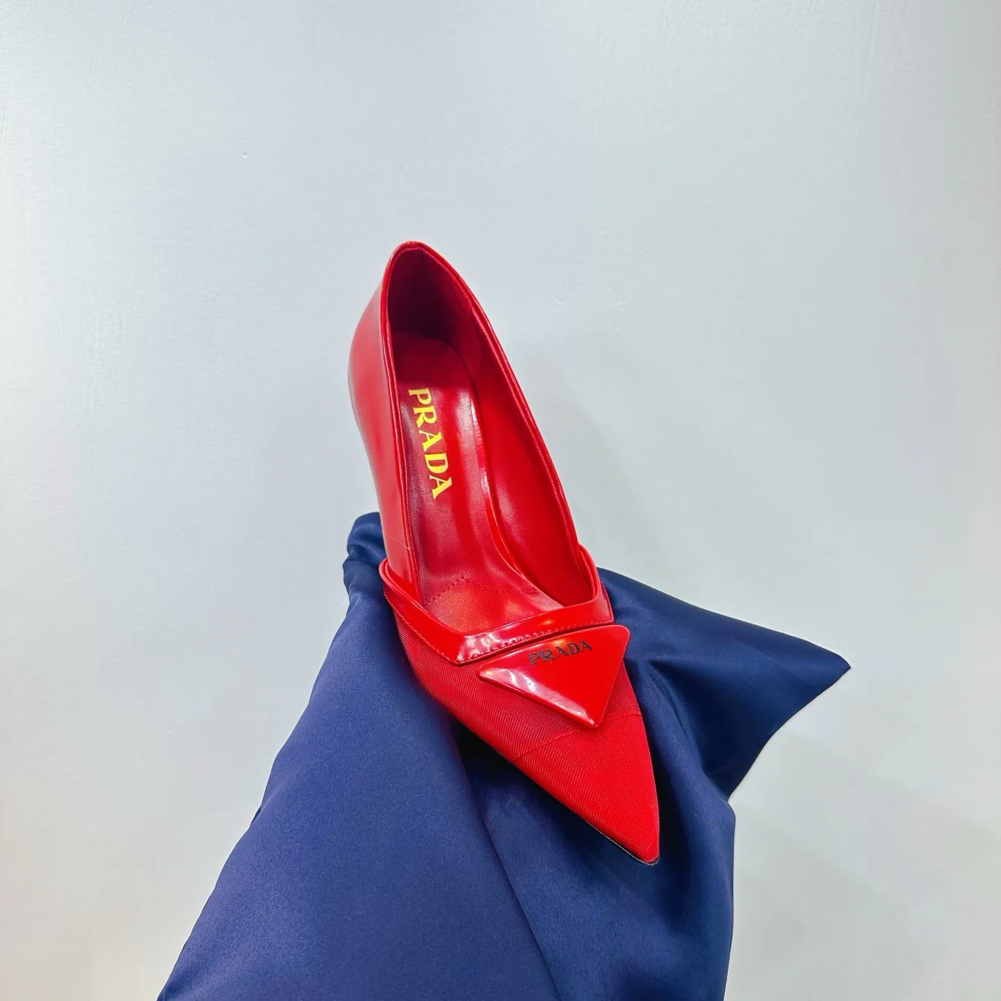 👟👟Ex-factory price 560👟👟 2025 SSS launches Prada’s latest long boots, sandals, thin heels, empty backs, thick heels series ————————🆚🆚🆚 💥PRADA's early spring T-stage catwalk show is the same style as "Dreams Never Sleep". Prada can use it on important occasions. The fresh style has a bit of nobility and is perfect on the feet. 💃💃 Wear this shoe with it. It is elegant and crystal clear, regardless of various accessories. The materials are all exclusively customized one-to-one and must be zero-distance from the original. The entire series is full of exciting and unexpected combinations of elements. The expression of different materials and textures of fabrics has a strong artistic flavor, allowing you to appreciate the ever-changing style of Prada girls. 1⃣ Upper: Made of open-edge bead➕mesh 2⃣ Lining: imported sheepskin 3⃣ Outsole: Italian original genuine leather outsole Heel height 7.5 4⃣🔺Original labeling feet, stock code number 35M-39M (40 41 42 customized, non-returnable and non-exchangeable).